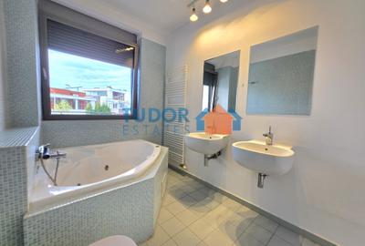 Elegant Multi-Level Home with 4 Bedrooms and Expansive Terraces in Green Lake - 10