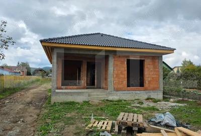 Casa pe un nivel, 3 camere, 100 mp ?i teren generos de 500 mp - zona Unirea - 2