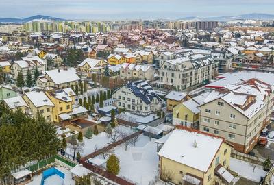 Casă cu 9 camere cu Teren 650 Mp în Tractorul - 52