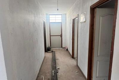 Casă cu 3 camere cu Canalizare în Central