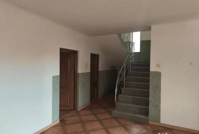 Casă cu 5 camere cu Teren 1600 Mp în Central - 3
