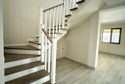 Casă cu 7 camere cu Garaj în Giroc