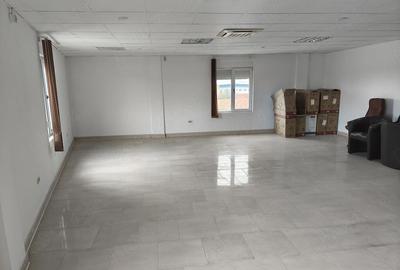 Spațiu comercial, de 1,200 mp, în Central - 4