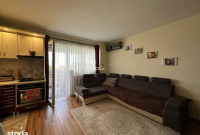 Apartament cu 3 camere semidecomandat, mobilat în Între Lacuri