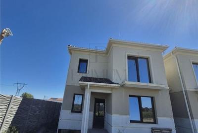 Casă cu 4 camere cu Teren 305 Mp în Moșnița Nouă