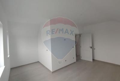 Casă cu 4 camere cu Teren 460 Mp în Golești - 8