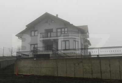 Casă cu 7 camere cu Teren 1800 Mp în Central - 1