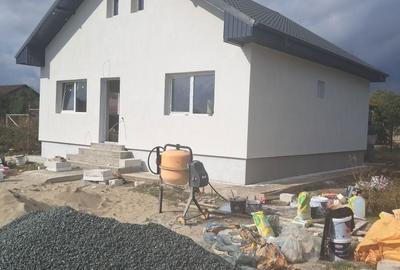 Casă cu 4 camere în Lumina