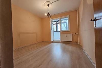 Apartament cu 3 camere semidecomandat în Dristor