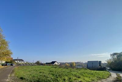 Teren vedere panoramica partial lac si padure, central, toate utilitatile - 8
