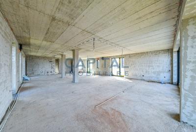 Spatiu compus din 2 cladiri - 4