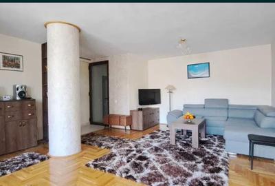 Apartament cu 3 camere decomandat, mobilat în 13 Decembrie - 2