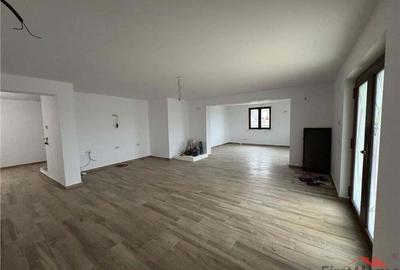 Vila deosebita Parter + Mansarda de vanzare in Odobesti - 1