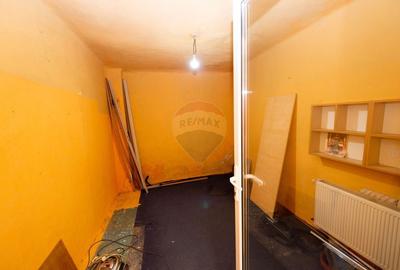 Vanzare casa 3 camere,  Piata 16 Februarie - 11