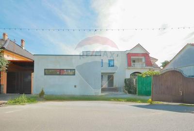 Casă cu 7 camere cu Canalizare în Central - 6