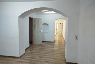 Casă individuală cu 10 camere cu Teren 325 Mp în Moșilor - 11