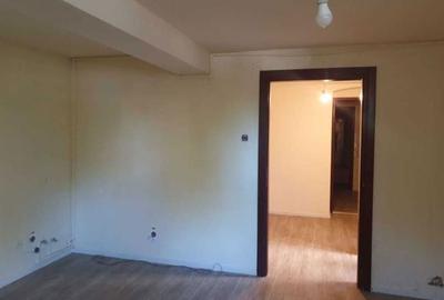 Spațiu comercial, de 80 mp, în Central - 4