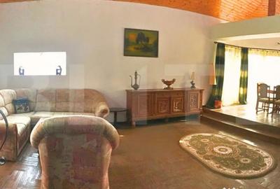 Casă cu 8 camere cu Teren 1038 Mp în Central - 2