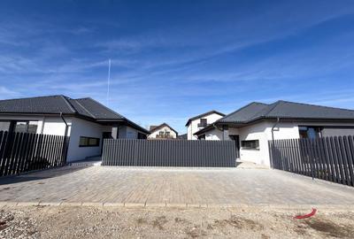 Casă cu 4 camere cu Canalizare în Sânpetru