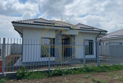 Casă cu 4 camere cu Canalizare în Central