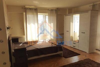 Garsonieră decomandată, mobilată în Decebal