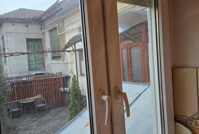 Vand ap 2 camere si dep, ultracentral , la curte comuna , 3 geamuri front stradal , reabilitata ext - 12