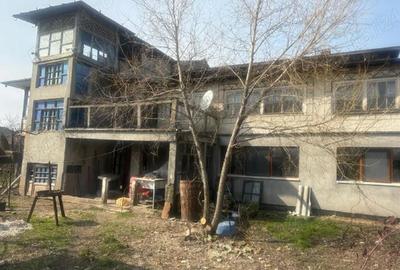 Casă cu Teren 2050 Mp în Central - 2