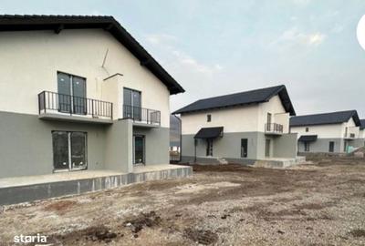 Casă cu 4 camere în Livezeni