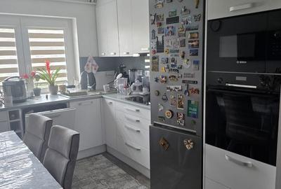 Apartament cu 3 camere decomandat în Micro 16 - 19