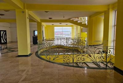 Spațiu comercial, de 998 mp, în Stupini