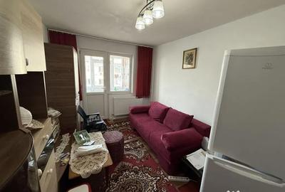 Apartament cu 3 camere semidecomandat în Km 4 - 5