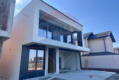 Casă cu 5 camere cu Teren 370 Mp în Central
