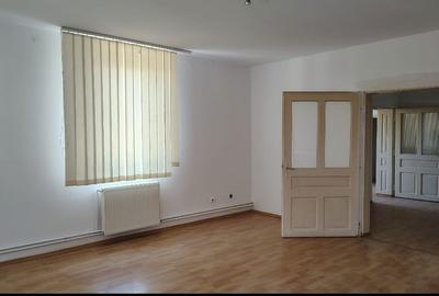 Casă cu 4 camere în Central - 3