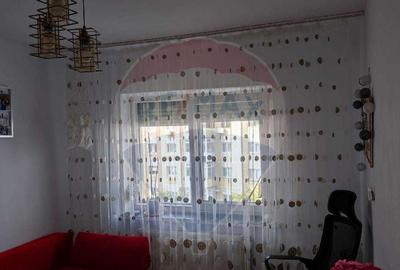 Apartament cu 3 camere de vanzare in zona Sarari - 1