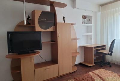 Apartament cu 3 camere decomandat în Rovine