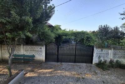 Casă cu 6 camere cu Teren 1800 Mp în Dioști - 1