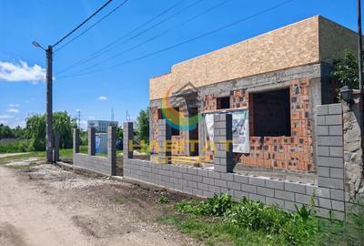 Casă individuală cu 4 camere cu Canalizare în Berceni
