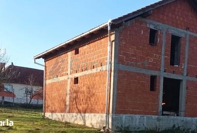 Casă cu 5 camere cu Teren 4564 Mp în Curățele - 1