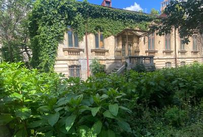 Casă individuală cu 8 camere cu Canalizare în Moșilor