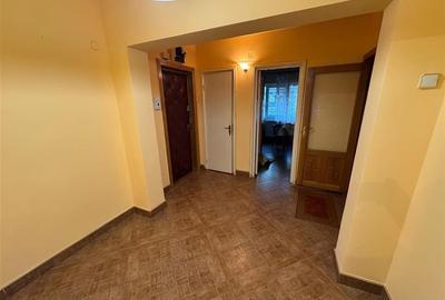 Apartament 3 camere, etaj 1, zona Garii , decomandat, parcare - 15