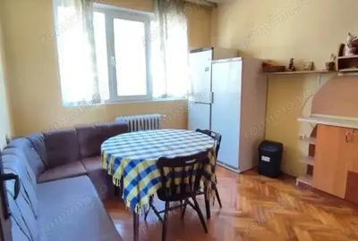 Garsoniera situata la etajul 3 zona UMT - 1