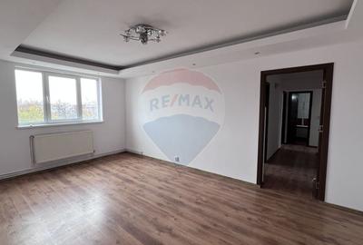 Apartament cu 4 camere decomandat în Micro 16