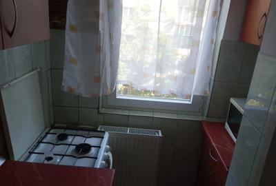 Dau in chirie garsoniera 900 lei - Oradea, str. Slatinei, et. 3 - 10