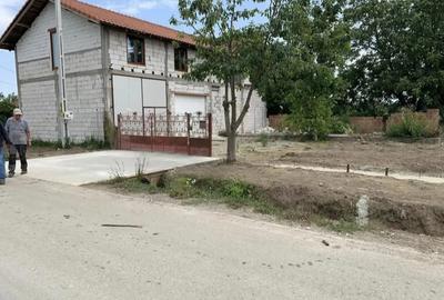 Vand casa la rosu cu utilitati, in Caciulesti comuna Girov la strada principala (Caciulesti > Dobren - 2