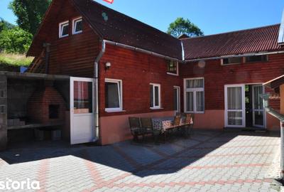 Casă cu 10 camere cu Teren 300 Mp în Central - 2