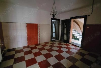 Casă cu 6 camere cu Teren 2001 Mp în Central - 14
