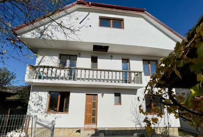 Casă cu 7 camere cu Garaj în Central