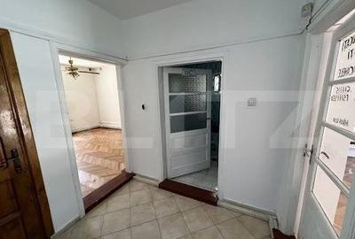 Casă cu 8 camere cu Teren 365 Mp în Lipovei