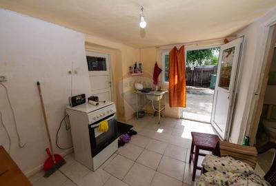 Vanzare casa 3 camere,  Piata 16 Februarie - 7