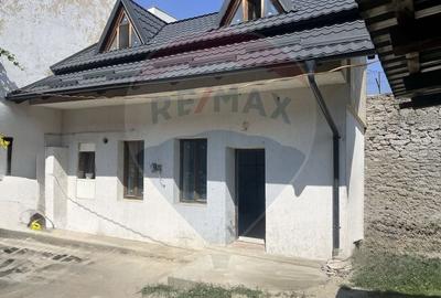 Casa cu 3 camere, 70 mp,  gradina si curte, in centrul orasului Turda